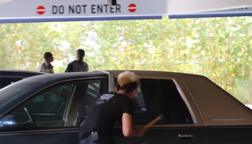 S-a prefacut ca sparge geamul unei masini, dar doi barbati l-au luat in serios. Reactiile lor sunt geniale - VIDEO