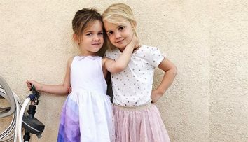 Deși n-au împlinit patru ani, aceste fetițe câștigă mai mulți bani decât mama lor
