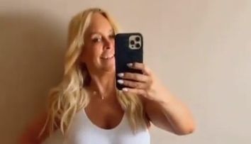 Vica Blochina, din nou incendiară pe internet! Și-a făcut în oglindă un selfie nud