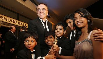 Cu ce se ocupă în prezent copiii din „Slumdog Millionaire”, filmul premiat cu 8 premii Oscar. Unul dintre ei și-a vândut apartamentul primit de la stat s-a întors în baraca din mahala