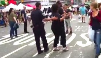 Ce a facut un politist in plina strada unei femeia a ajuns viral. Trecatorii s-au oprit sa oprit sa vada scena
