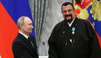 Steven Seagal își vinde conacul din Moscova, situat la doar 1,6 km de unul dintre palatele lui Vladimir Putin! Ce sumă exorbitantă cere starul filmelor de acțiune și cum arată locuința