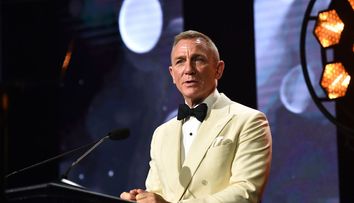 După ce a renunțat să joace rolul Agentului 007, Daniel Craig intră în pielea unui detectiv. Cum arată actorul cu părul lung în noul său film