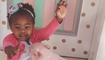 Prietenia lor a facut inconjurul internetului. Imaginile adorabile cu o fetita de doi ani si cel mai bun prieten al sau
