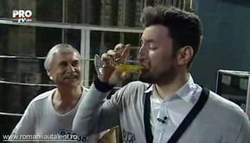 Smiley nu a putut sa bea oua de prepelita! I-a fost prea scarba! VIDEO EXCLUSIV