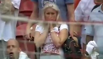 Blondele se prind ultimele! ASTA e, probabil, cea mai AMUZANTA faza de la un meci de fotbal: VIDEO