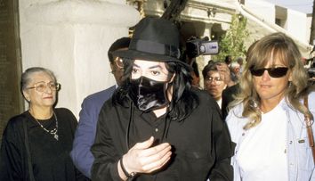Puțini și-o mai amintesc pe cea de-a doua soție a lui Michael Jackson. Cum arată Debbie Rowe la 66 de ani, după ce a învins cancerul