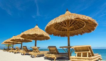 Șezlongul ar putea deveni gratuit pe plajele din România. Propunerea primarului din Mangalia