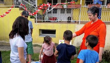 O asociație pentru copii condusă de o americancă înveselește vara copiilor români din medii defavorizate