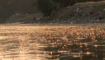 Oamenii se strang cu zecile sa urmareasca acest fenomen magic. Ce se petrece in acest loc din Romania e unic