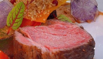 ARENA BUCĂTARILOR: Antricot de vită sous-vide cu piure de linte, morcovi violet și sos demi-glace