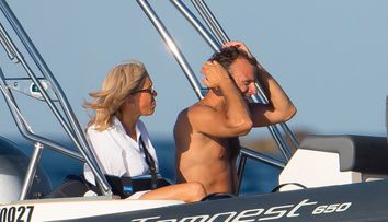 Emmanuel Macron și soția, surprinși de paparazzi la mare. Președintele Franței a impresionat cu forma sa fizică