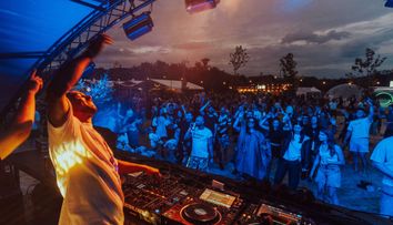 Începe Electric Castle 2026, ediția care îi aduce pe aceeași scenă pe Teddy Swims, The Cure, twenty one pilots, Chase and Status și Wet Leg
