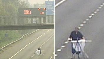 HALUCINANT: Un britanic isi calca rufele pe autostrada! VIDEO
