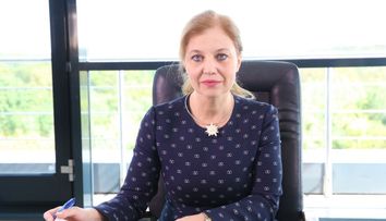 Oana Petrescu, CEO-ul unei companii aeriene românești, intră sub acoperire pentru a afla ce e dincolo de cifre și rapoarte