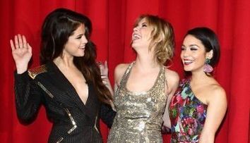 Selena Gomez si Vanessa Hudgens si-au aratat latura salbatica si pe covorul rosu. Cand apare in Romania noul lor film - 