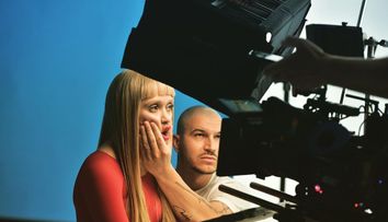 Irina Rimes a trecut prin multiple schimbări de look pentru a filma videoclipul piesei „Flori de mai”. „V-am lăsat un buchet de Irine”