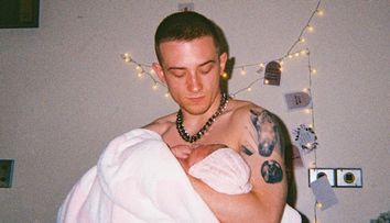 Celebrul rapper ArrDee a devenit tată la 23 de ani! Partenera sa a adus pe lume o fetiță superbă! Primele imagini cu cea mică: „Bine ai venit!”