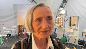 Un model de 75 de ani a defilat pe catwalk-ul de la Romanian Fashion Week din Iași