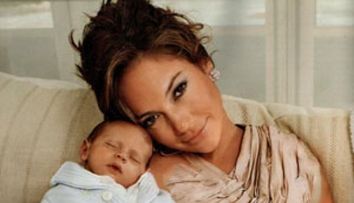 Fiica lui Jennifer Lopez se transforma in copia fidela a vedetei. Imaginea in care micuta Emme si mama ei sunt greu de deosebit