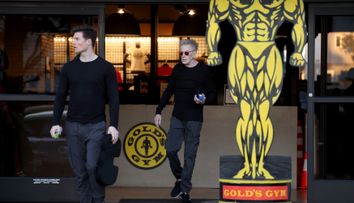 La 83 de ani, Calvin Klein a fost surprins cu iubitul lui, cu 47 de ani mai tânăr, la sală. Detaliul care arată cât de tare se iubesc