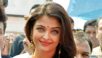 Intruchiparea perfectiunii. Cat de frumoasa este Aishwarya Rai cand se imbraca in costum traditional indian