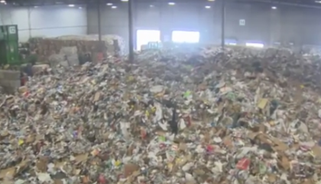A gasit o mica comoara in gunoiul de la centrul de reciclare unde lucreaza. Ce s-a intamplat cu acest barbat