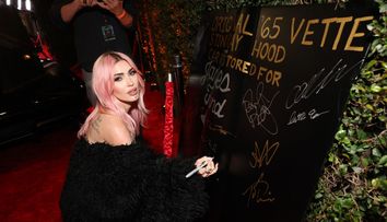 Megan Fox a șocat audiența după ce a apărut AȘA pe covorul roșu! Ce purta pe sub haina de blană actrița care și-a vopsit părul roz