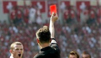 Un nou record modial: un arbitru a aratat <span style=