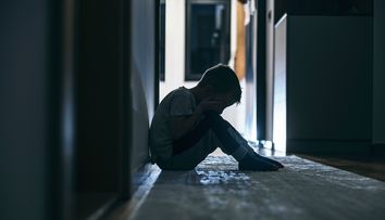 Un băiat de 12 ani a venit de la școală și a găsit apartamentul gol. Motivul pentru care părinții s-au mutat fără să-i spună unde