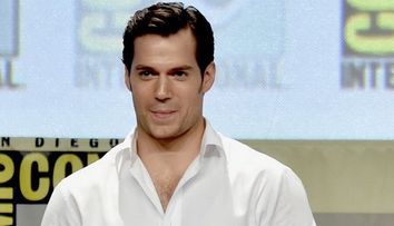Are o iubita cu 13 ani mai mica. Ea e frumoasa blonda care l-a cucerit pe Henry Cavill, unul dintre cei mai sexy barbati