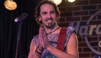 Flavius Buzilă, solistul trupei Hara, are o familie superbă. Cum arată soția și fiica cântărețului