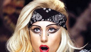 Adevaratul chip al lui Lady Gaga. Cantareata e greu de recunoscut intr-o fotografie fara machiaj si fara Photoshop