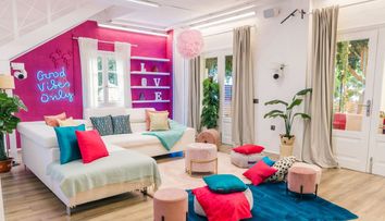 Primul episod Love Island România, pe VOYO, duminică seara! Cum arată vila de lux în care au ajuns concurenții