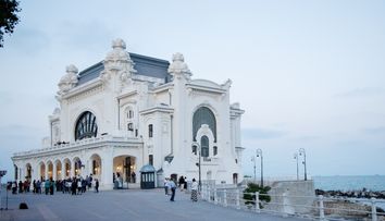 „Cazino, Mon Amour”, cabaretul original al Cazinoului Constanța, este hitul cultural și turistic al litoralului românesc pe perioada verii