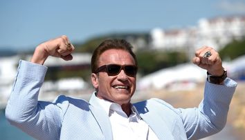 Are 72 de ani, dar nu vrea să admită că a îmbătrânit. Arnold Schwarzenegger, ipostază rară acasă la iubita lui
