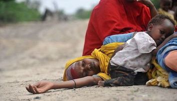 Imaginea zilei: Mama si fiu, pusi la pamant de foametea din Somalia