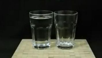 Nu crezi pana nu vezi cu ochii tai! Cum muti apa dintr-un pahar plin intr-unul gol fara sa le atingi - VIDEO