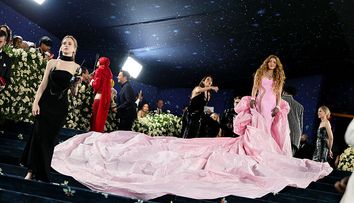 „Frumoasă, dar total în afara temei” Shakira a stârnit controverse cu rochia de la Met Gala, care nu a fost deloc în conformitate cu tema impusă de organizatori
