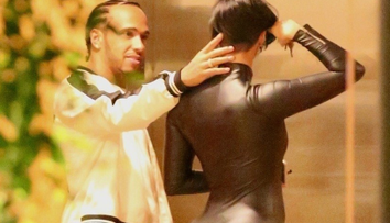 Lewis Hamilton, surprins de paparazzi cu un super model la petrecerea lui Kevin Hart