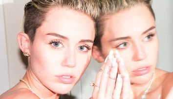 Miley Cyrus, eclipsata de sora ei mai mare pe covorul rosu de la American Music Awards. Uite cat de frumoasa e Brandi