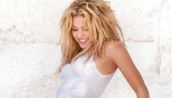 In costum de baie in zapada - asa isi promoveaza Shakira noul single! FOTO