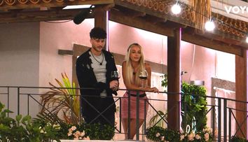 Love Island, 1 noiembrie 2023. Adrian i-a pregătit un joc lui Anne, „Căutarea de comori”, iar la final s-a lăsat cu romance