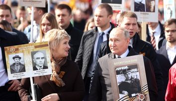 Vladimir Putin, înconjurat de gărzile de corp la Marșul Nemuritorilor. Cine e femeia de lângă președintele rus