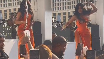 Cardi B și-a ieșit din minți la un concert! A aruncat cu microfonul într-o fană care stropit-o cu o băutură