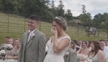 „Dacă e cineva care nu vrea ca acest cuplu să se căsătorească...”. Cum au reacționat mirii când un invitat nepoftit și-a făcut apariția la nuntă