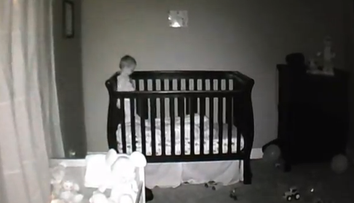 Viata secreta a bebelusilor. Ce face acest baietel in timp ce parintii lui sunt convinsi ca doarme: VIDEO