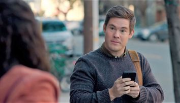 „Într-o relație cu telefonul meu”, cea mai nouă comedie cu Adam Devine, în cinematografele din România