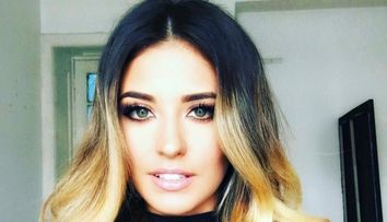 Antonia, imagine rara alaturi de mama si fiul ei. Poza a in care diferenta de varsta dintre cele doua este insesizabila