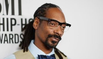 Snoop Dogg și-a șters filmulețele de la protestele din România după ce concertul său din țara noastră a fost anulat